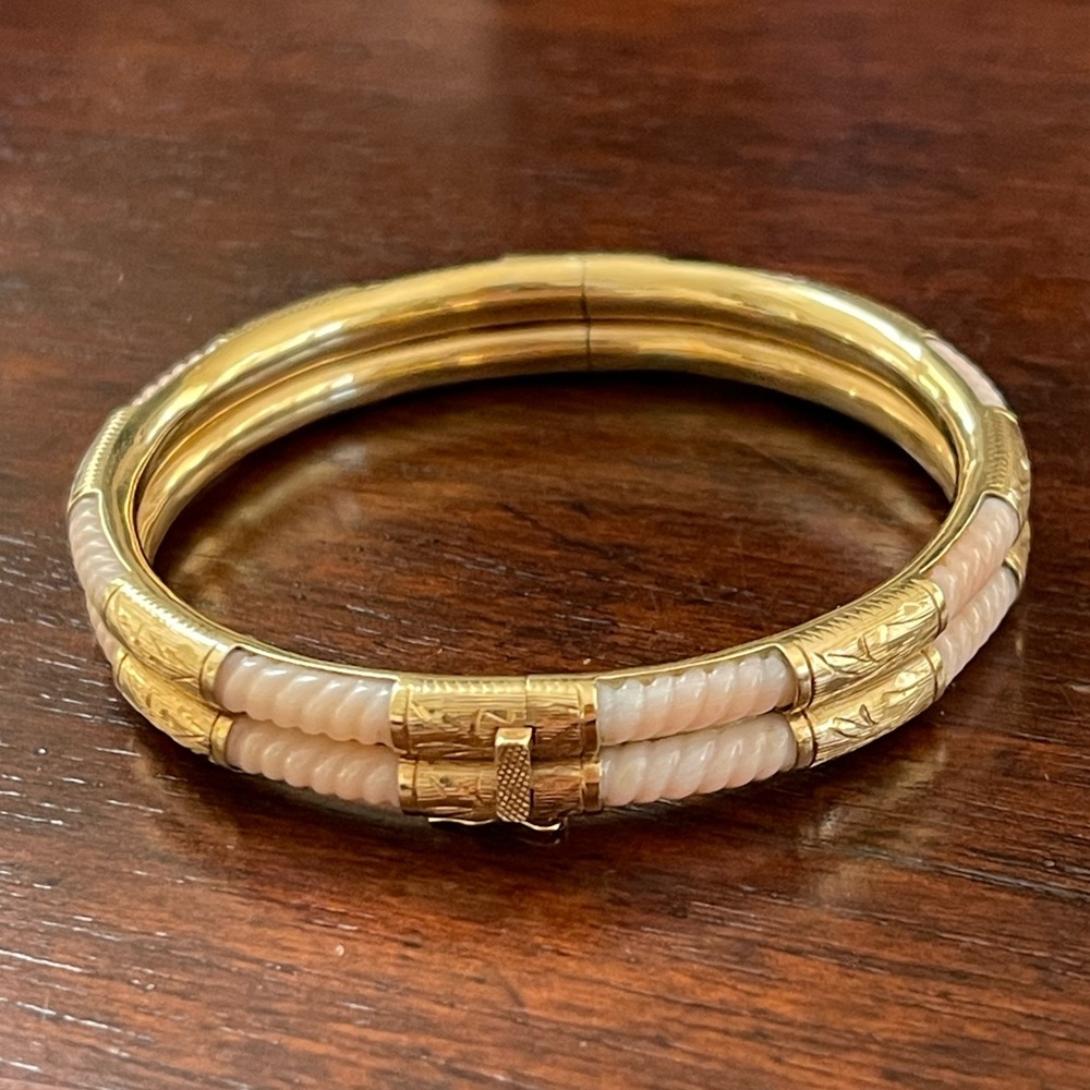 Solid 14K yellow gold & carved natural angel skin coral hinged bangle bracelet - Picture 3 of 12